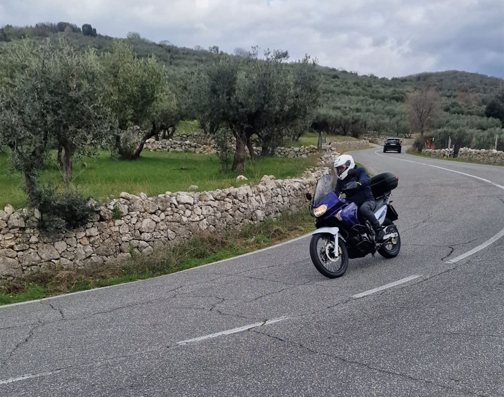 guida moto su strada extra urbana